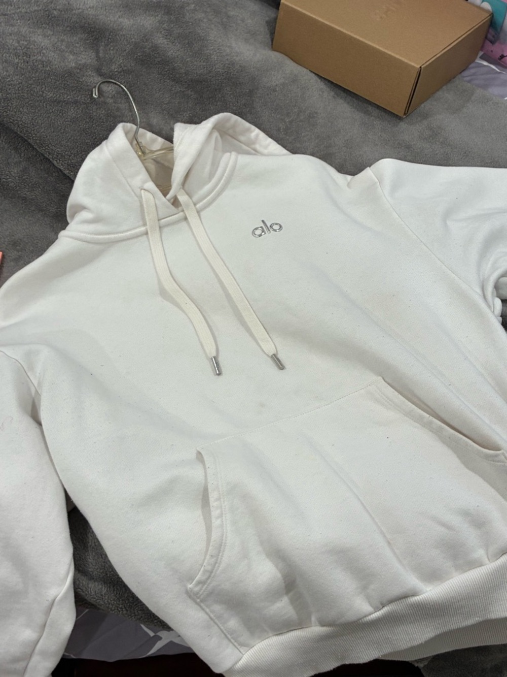 ALO Yoga Men's Cream Pullover Hoodie with Subtle Logo